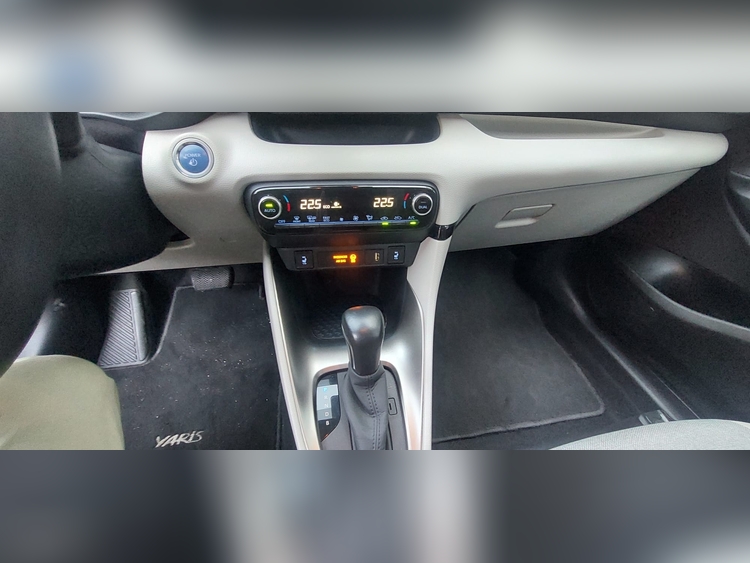Toyota Yaris 116 cv hyb foto 12